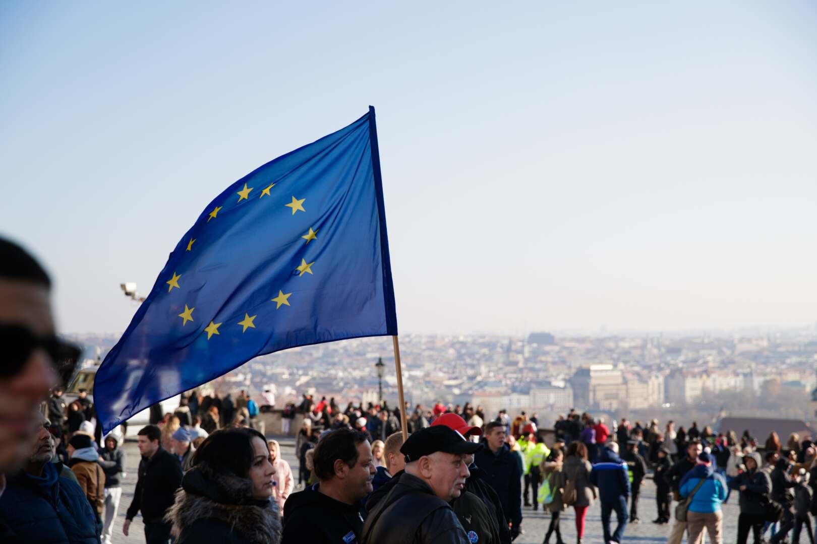 Europaflagge mit Bürgern